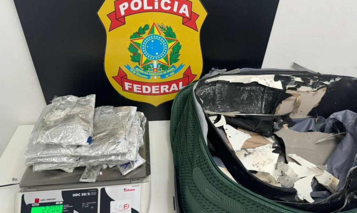 Droga foi localizada escondida na mala do passageiro de 21 anos -  (crédito: PF/Divulgação)