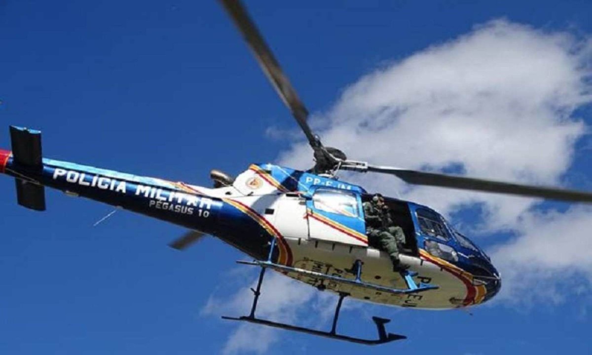 Helicóptero Pegasus, da PM, auxilia na localização de criminosos -  (crédito: PMMG)