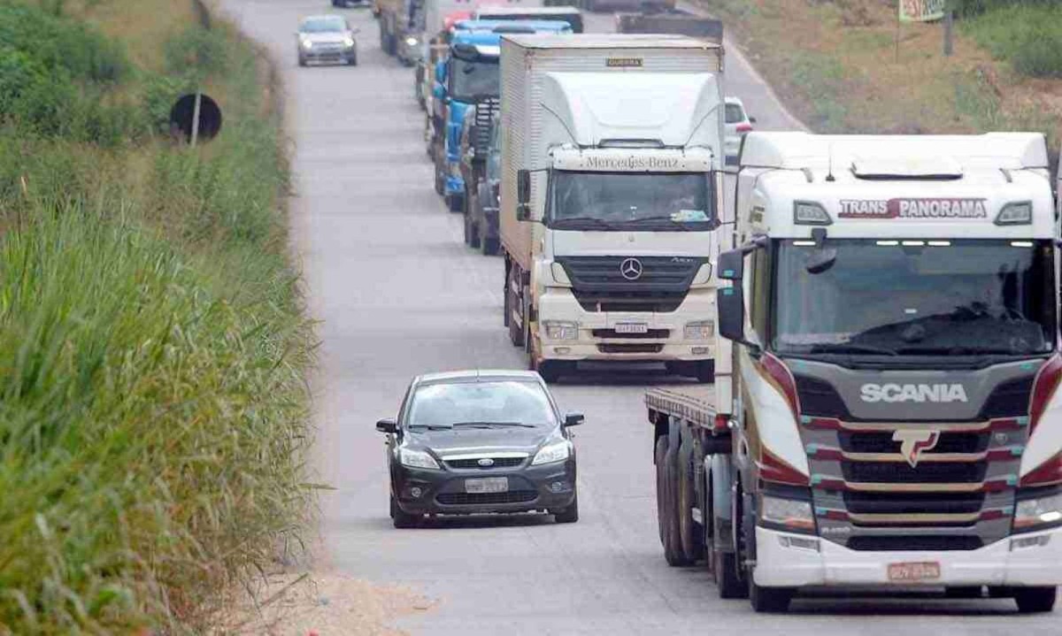 Trecho da BR-381 entre BH e Ravena fica constantemente congestionado e é um dos mais perigosos da estrada -  (crédito: Alexandre Guzanshe/EM/D.A. Press)