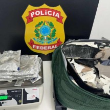 Jovem é preso com dois quilos de cocaína dentro de mala em Confins - PF/Divulgação