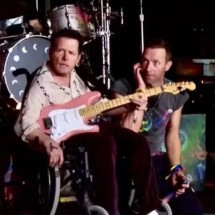 Com Mal de Parkinson, Michael J.Fox toca guitarra em show do Coldplay - reprodução de vídeo BBC