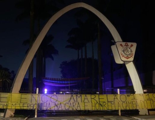 Torcida do Corinthians volta a protestar no Parque São Jorge -  (crédito: Foto: Divulgação/Caio Coelho @caiobatimao)