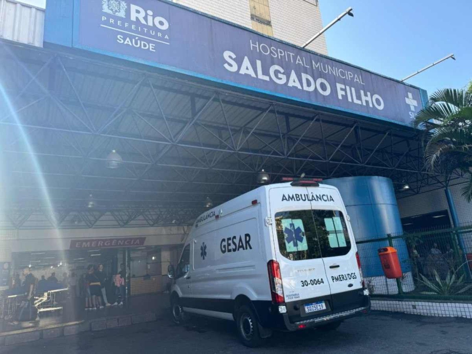 Ambulância do Gesar/PMRJ levou o capitão para o Hospital Salgado Filho