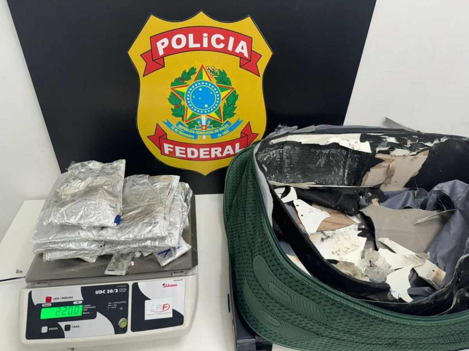 Jovem é preso com dois quilos de cocaína dentro de mala em Confins