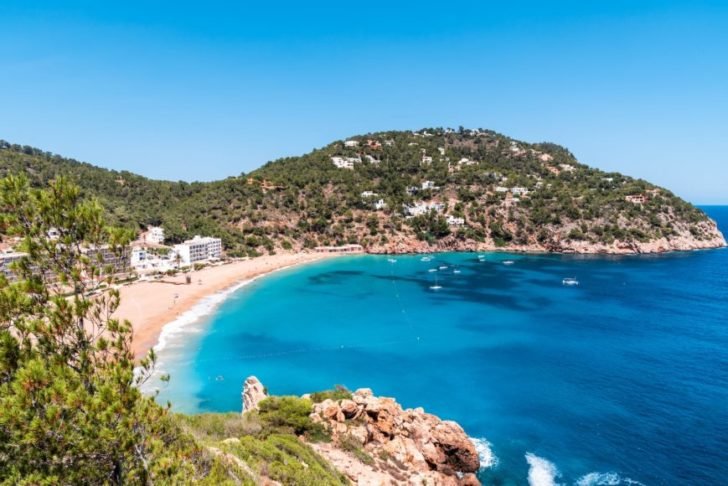 O restaurante fica localizado na badalada ilha de Ibiza, uma badalada ilha do Mar Mediterrâneo, que faz parte das Ilhas Baleares, na Espanha. -Michael Tomlinson Unsplash