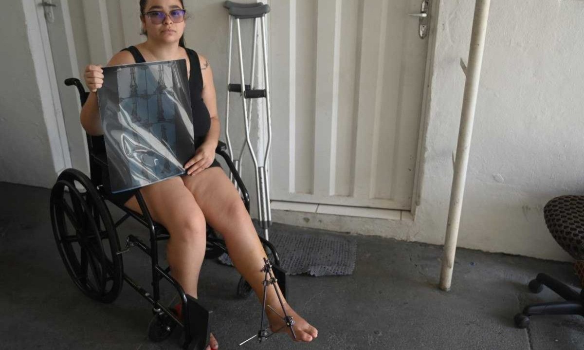 Bárbara chegou ao hospital para fazer cirurgia em decorrência de queda de elevador -  (crédito: Leandro Couri/EM/D.A.Press)