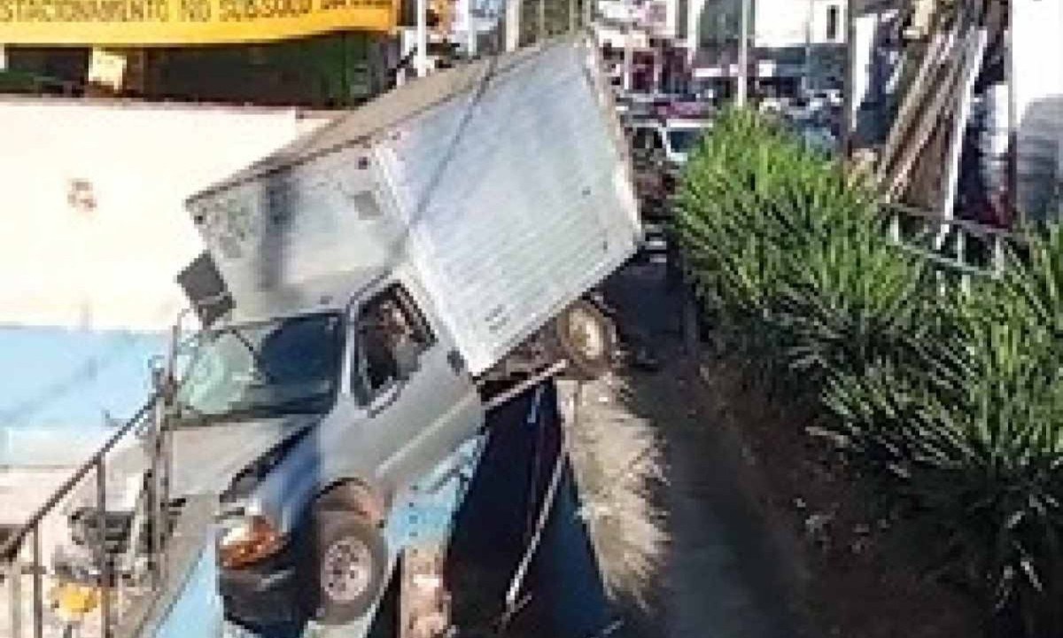 Caminhão atravessou muro de creche em Santa Luzia, na Grande BH -  (crédito: Redes Sociais)