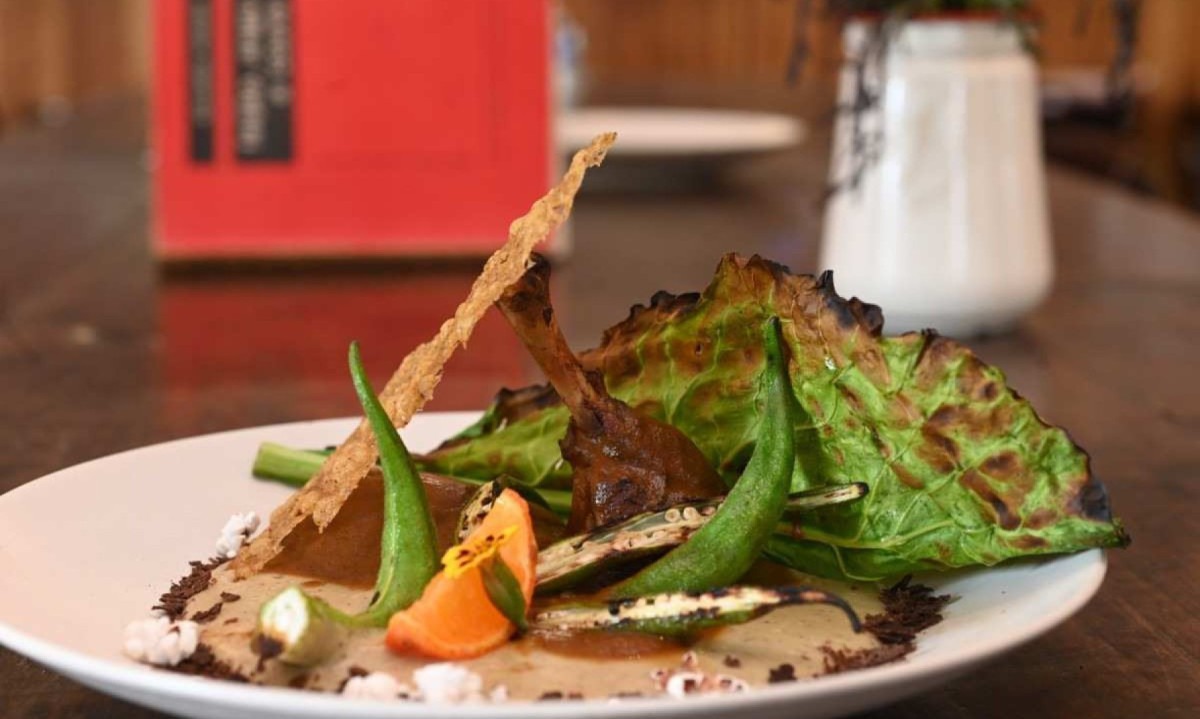 A chef tem um prato em homenagem a Eduardo Frieiro, o Ensaio para Frieiro, com frango pinga e frita, angu de milho crioulo, couve crocante, telha de feijão, quiabo tostado na grelha e pipoca