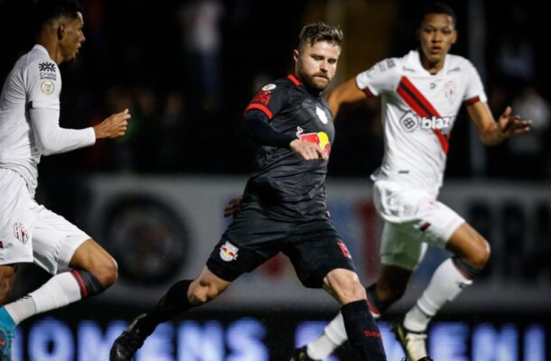 Eduardo Sasha celebra vitória e assistências em vitória do RB Bragantino