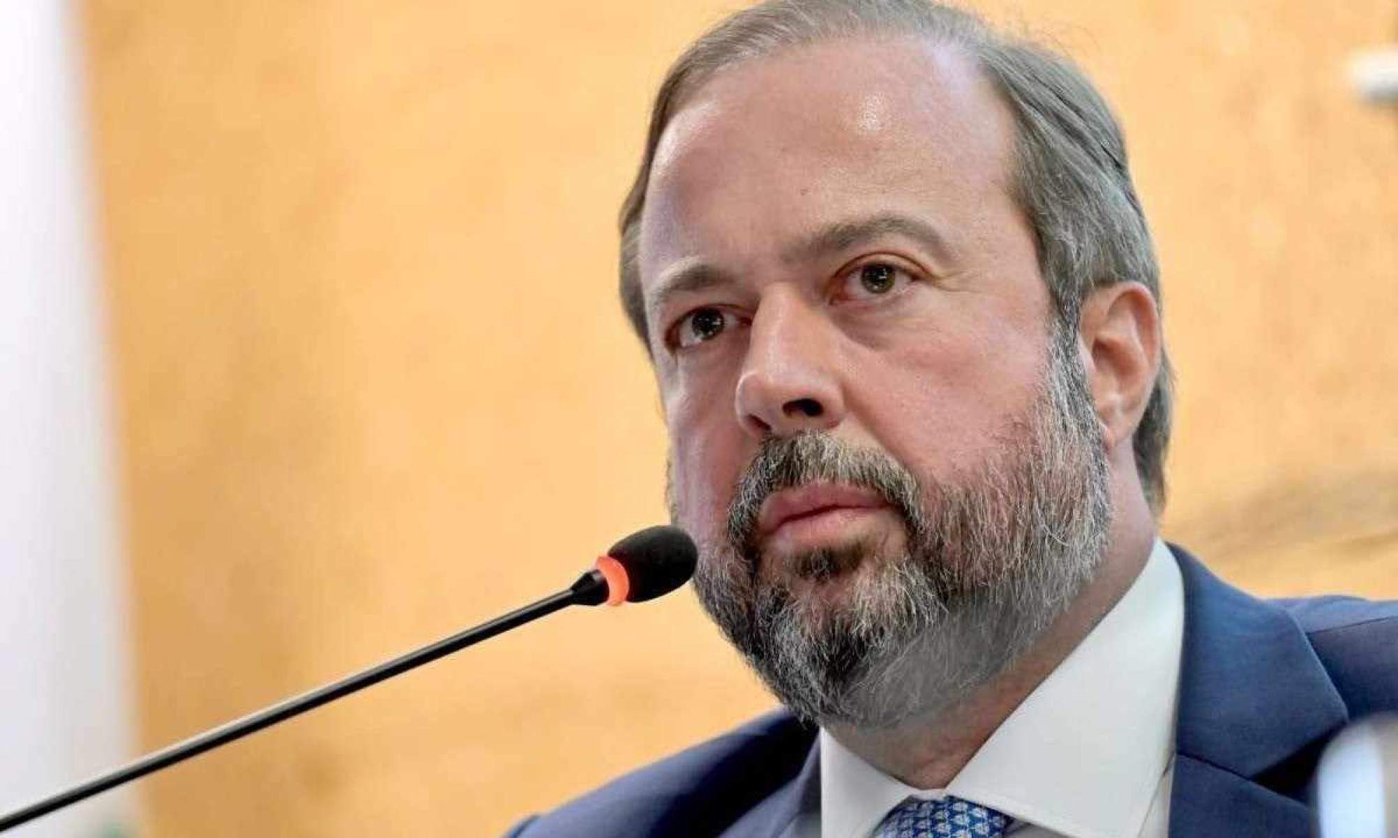 Ministro de Minas e Energia elogia politica de preços da Petrobras