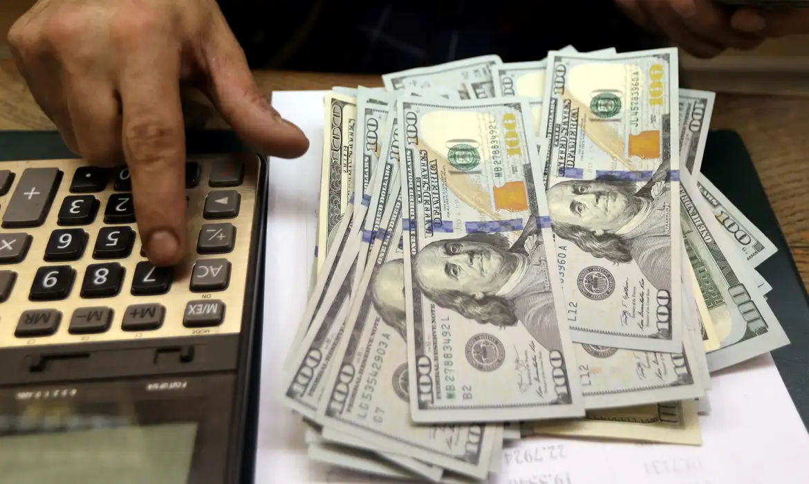 Dólar cai para R$ 5,46 e tem primeira queda semanal em um mês e meio -  (crédito: EBC)