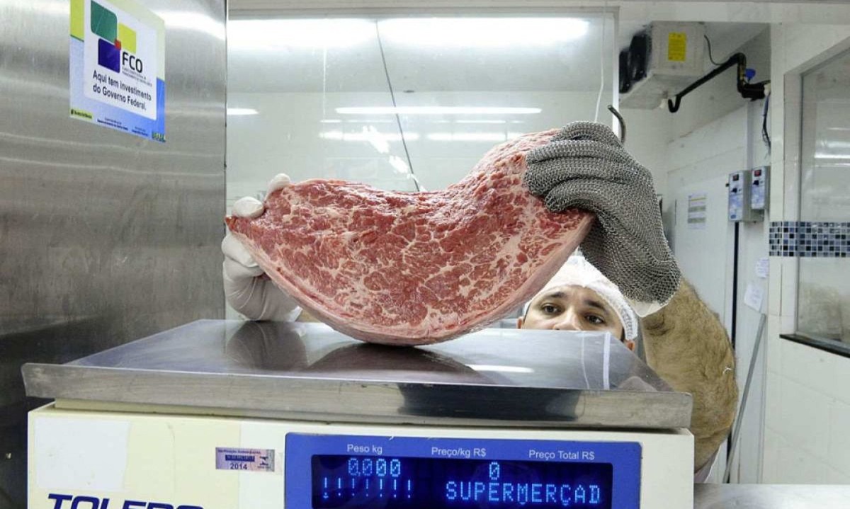 Açougueiro pesa peça de carne; imagem meramente ilustrativa -  (crédito: Edilson Rodrigues/Agência Senado)