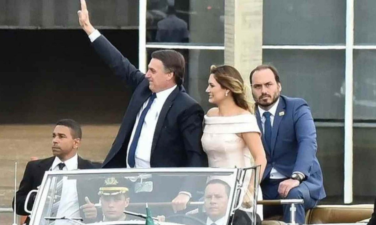 Documentos apontam novos indícios da participação da ex-mulher de Bolsonaro  na lavagem de dinheiro de rachadinha no gabinete de Carlos Bolsonaro, Rio  de Janeiro