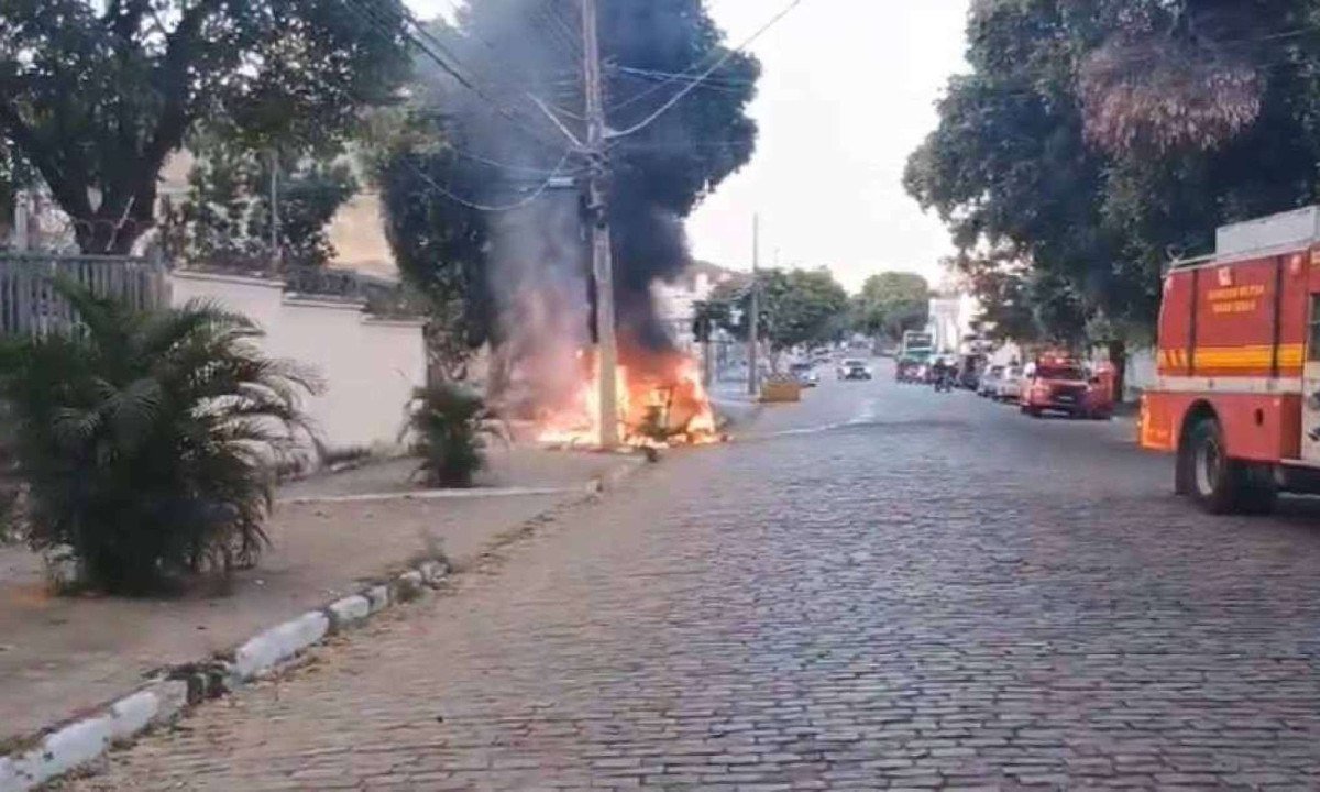 Carro foi consumido pelo fogo; oficina e a concessionária assumiram responsabilidade -  (crédito: Redes Sociais/Reprodução)