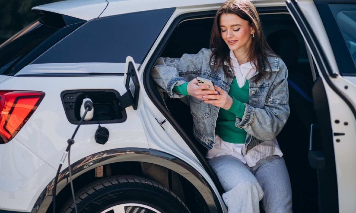 Mulher espera carregamento de bateria de carro elétrico; imagem meramente ilustrativa
     -  (crédito: Freepik)