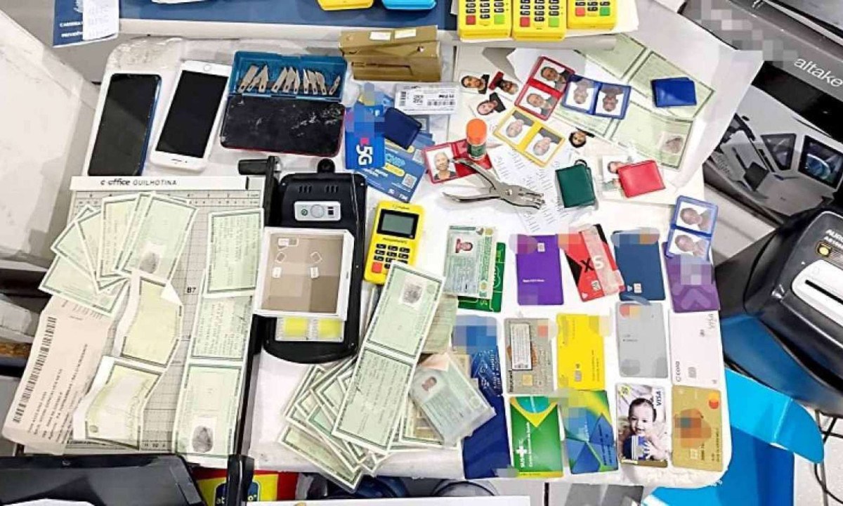 Durante prisão, suspeito apontado como líder do grupo foi abordado pelos policiais em posse de cartões de crédito em nome de terceiros
 -  (crédito: PCMG / Divulgação )