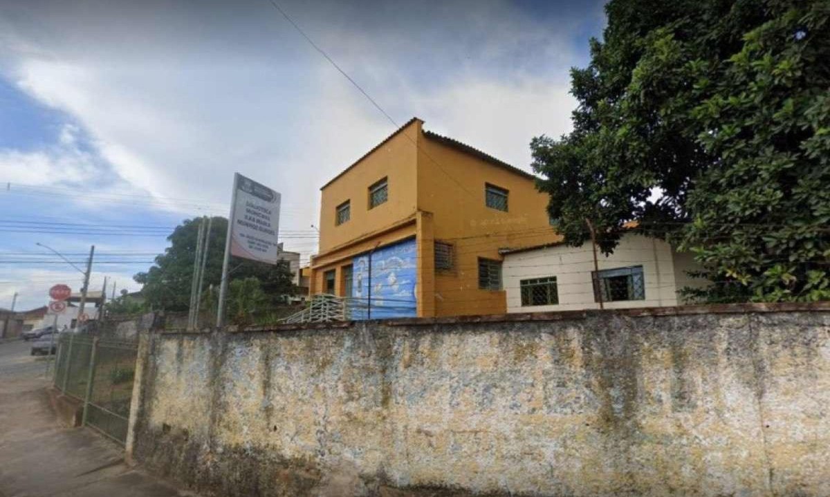 A biblioteca mantinha atividades no número 120 da Rua Arlete de Souza Oliveira em Ribeirão das Neves, na Grande BH -  (crédito: Reprodução / Google Street View)