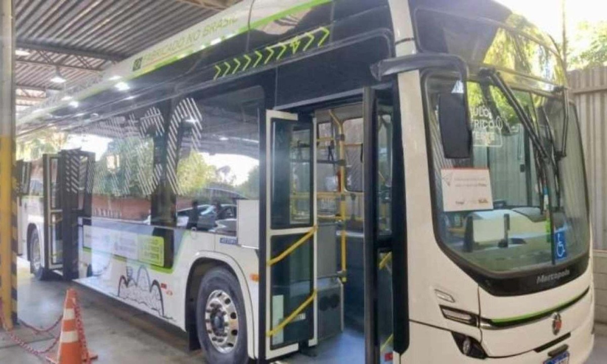 Lei que garante R$ 468,6 mi para ônibus elétricos e Izidora é sancionada -  (crédito: Rodrigo Clemente/PBH)