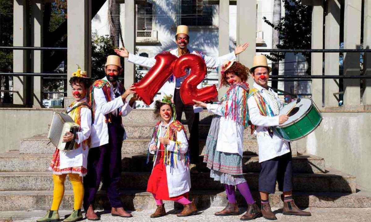 Integrantes do Hahaha na Praça Duque de Caxias, em Santa Tereza, onde fica a sede do instituto -  (crédito: Carol Reis/divulgação)