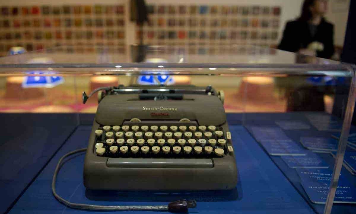 Máquina de escrevers mith-corona usadapor garcía márquez  está exposta na biblioteca nacional da colômbia, em bogotá -  (crédito: EITAN ABRAMOVICH/afp)