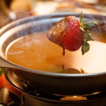 Dicas para organizar uma noite de fondue e celebrar o Dia do Chocolate - Getty Images