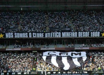 Mesmo com a fase ruim em campo e os bastidores agitados, a torcida atleticana continua apoiando nas arquibancadas, como na goleada para o Flamengo -  (crédito: Gladyston Rodrigues/EM/D.A. Press)