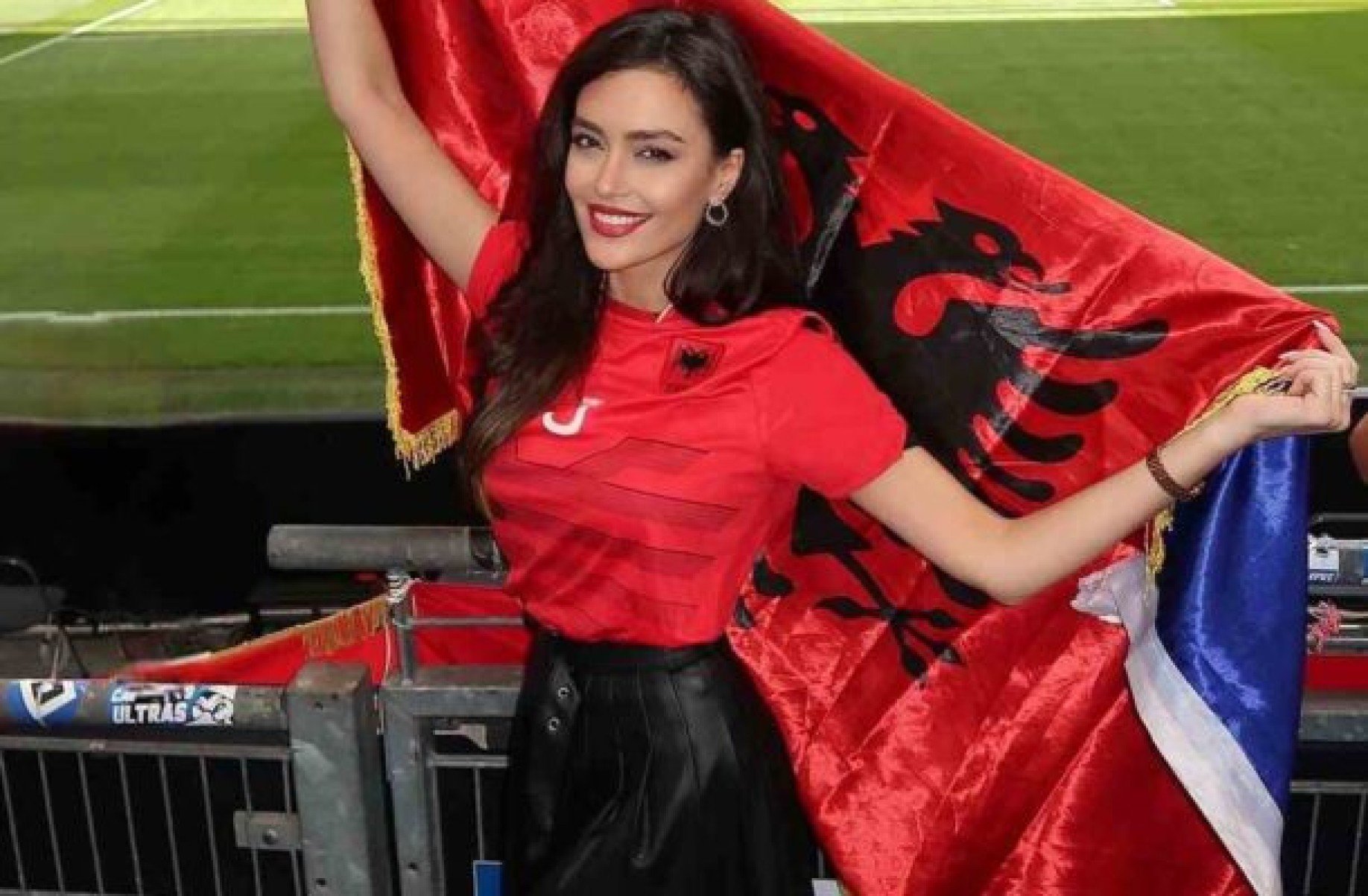 Apresentadora da Albânia viraliza após torcida e fotos na Eurocopa