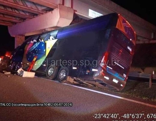 Ônibus de turismo apresentou uma pane mecânica e bateu em um pilar de sustentação de viaduto -  (crédito: Divulgação/Agência de Transporte do Estado de São Paulo)