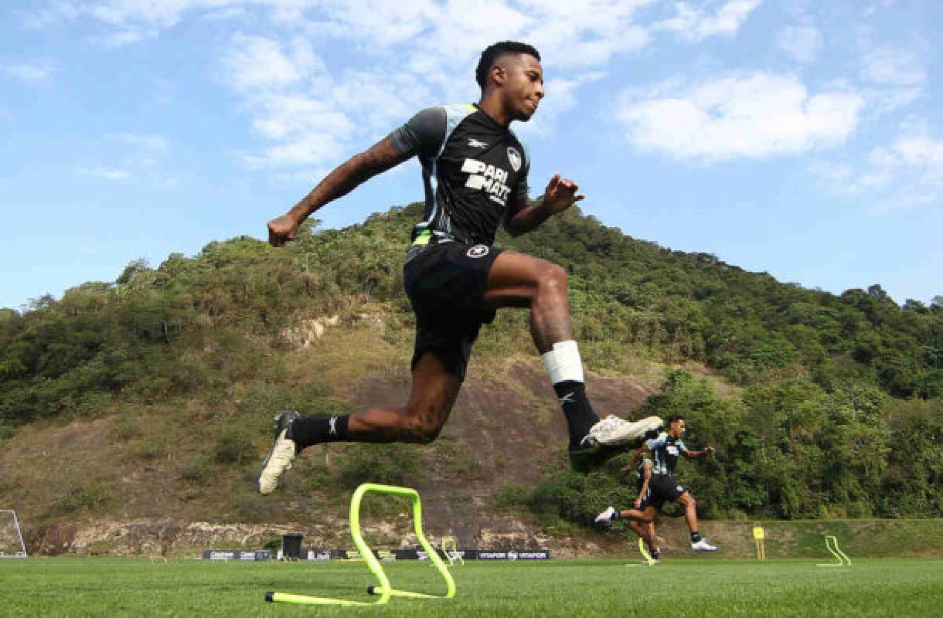 Tchê Tchê volta a treinar e deve ficar disponível no Botafogo