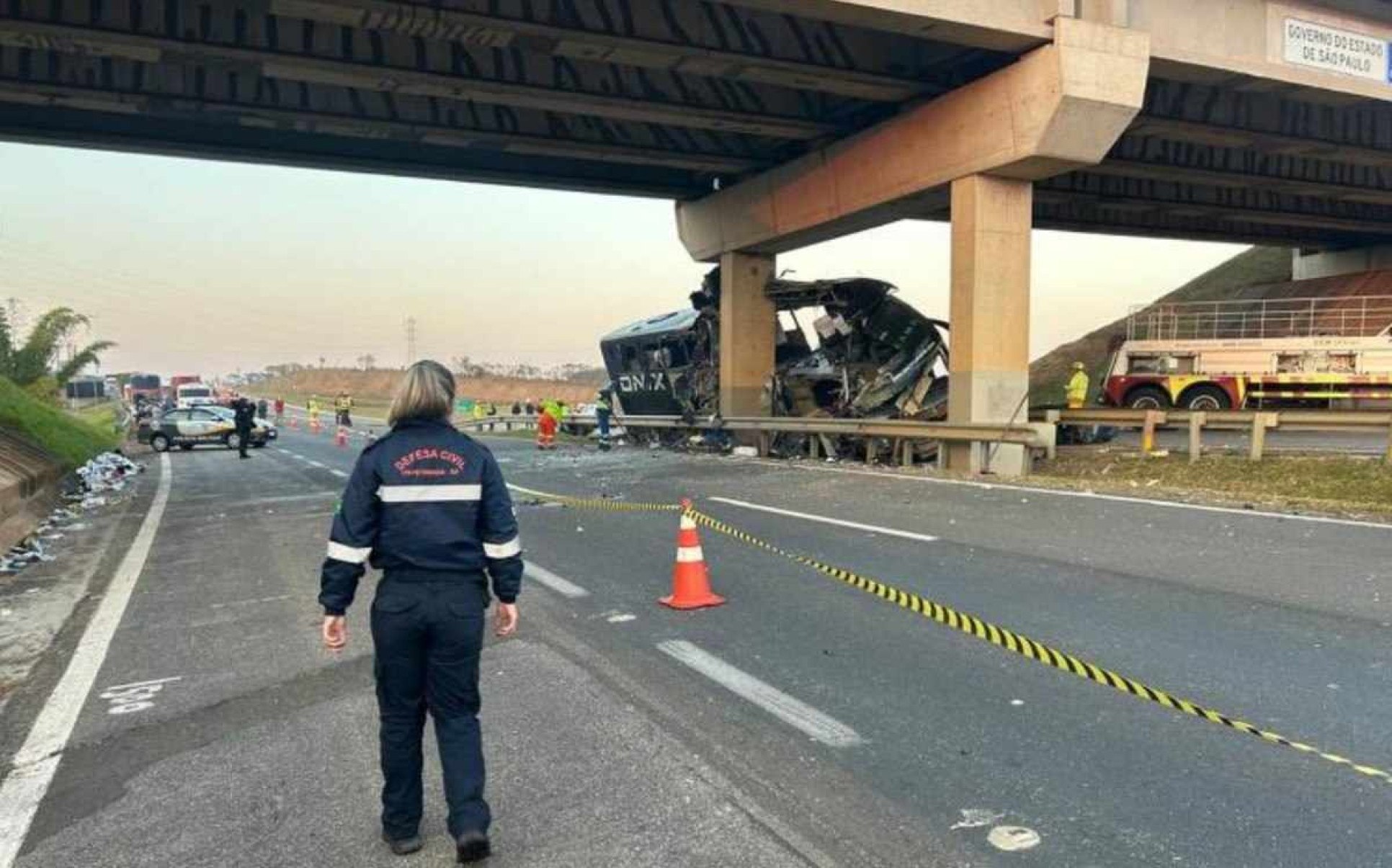 Ônibus de turismo bateu em um pilar de sustentação de viaduto em Itapetininga, no interior de São Paulo