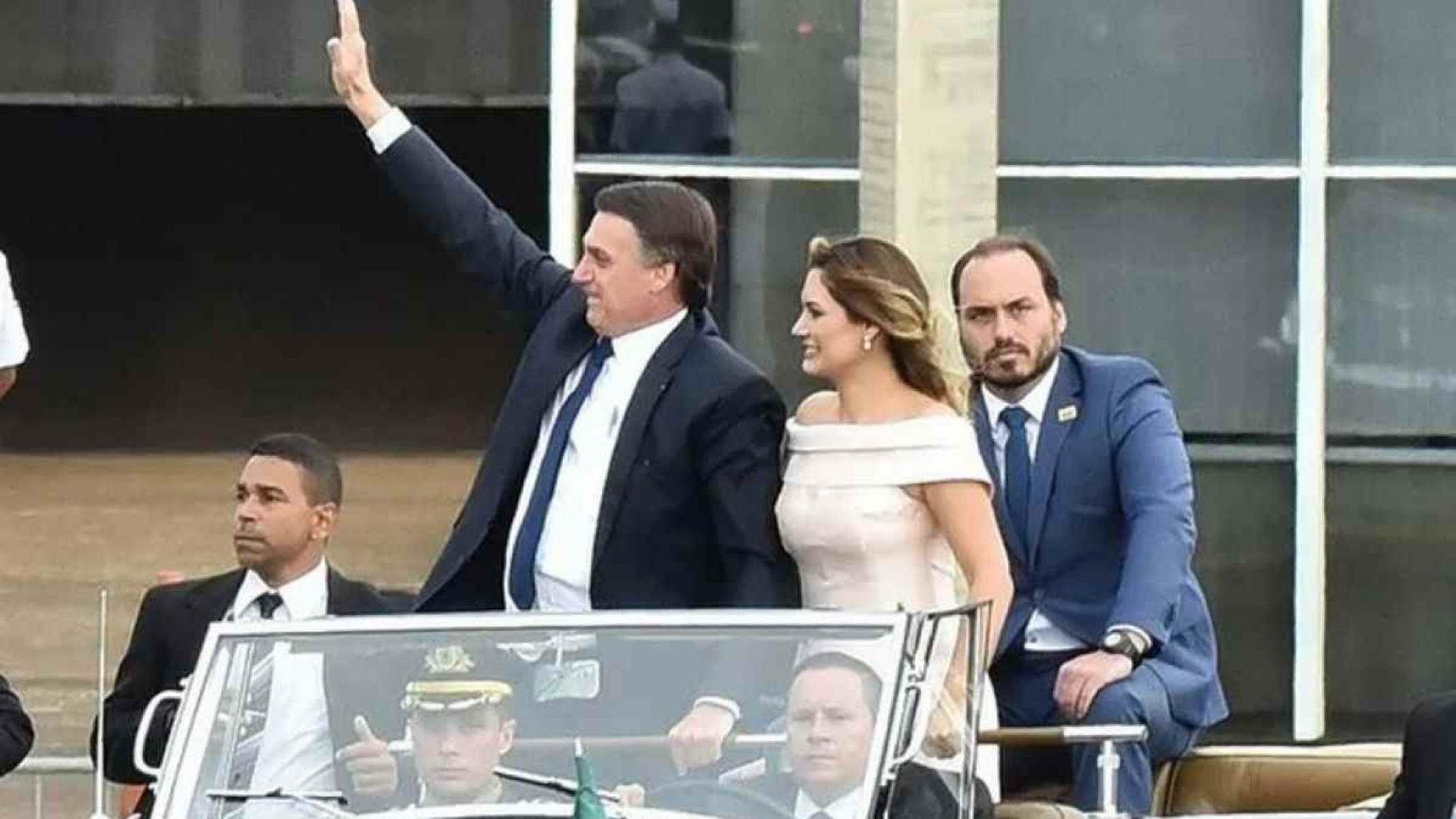 Chefe de gabinete de Carlos pagou despesas de Bolsonaro e Michelle