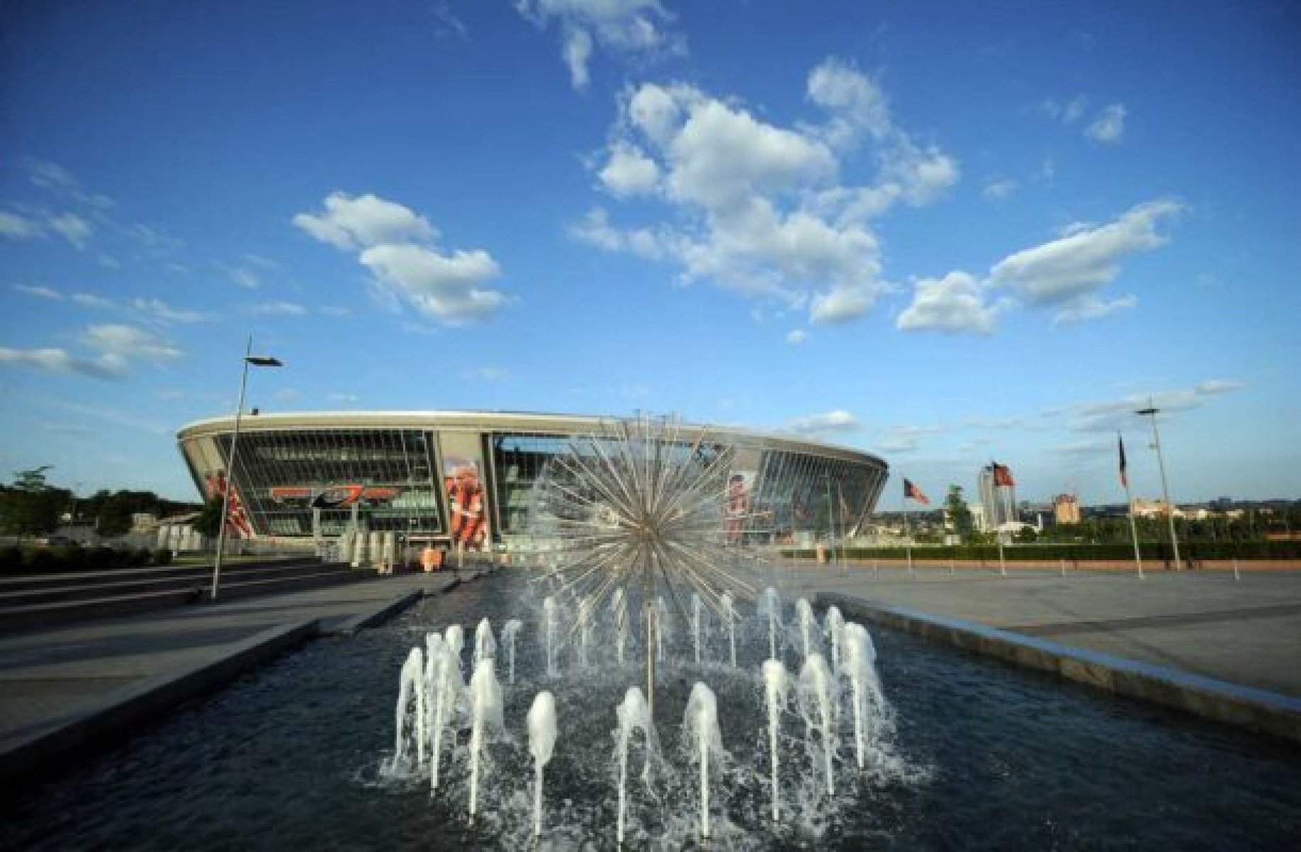 Estádio que se sediou jogos da Eurocopa surge destruído