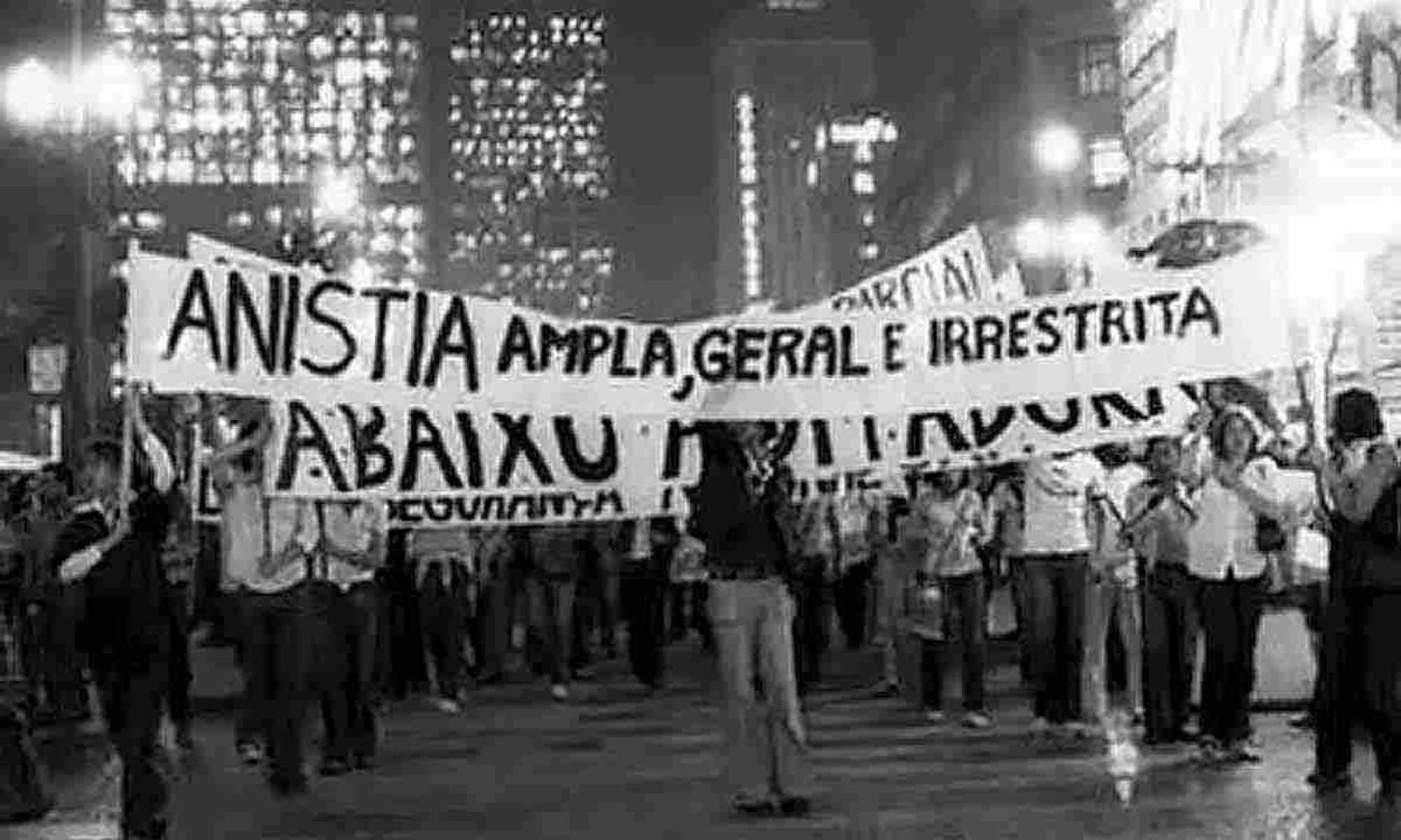 Livro 'Os tempos da fuga' tem costura habilidosa entre passado e presente 