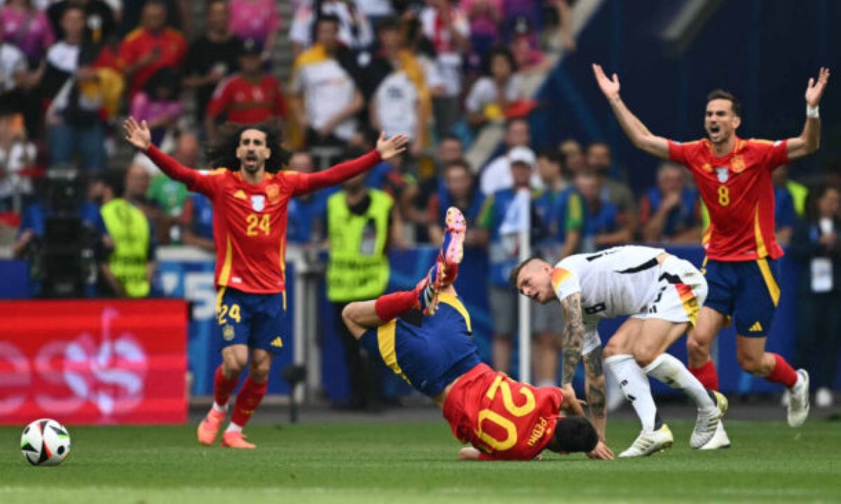 Spain's midfielder #20 Pedri (CL) collides with Germany's midfielder #08 Toni Kroos (CR) as Spain's defender #24 Marc Cucurella (L) and Spain's midfielder #08 Fabian Ruiz react during the UEFA Euro 2024 quarter-final football match between Spain and Germany at the Stuttgart Arena in Stuttgart on July 5, 2024. (Photo by Fabrice COFFRINI / AFP)
- (crédito: AFP via Getty Images)