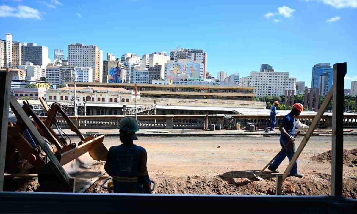 Trabalhadores e máquinas em meio a obras no espaço que virou point de gastronomia e encontro de jovens de diferentes origens -  (crédito: Leandro Couri/EM/D.A.Press)