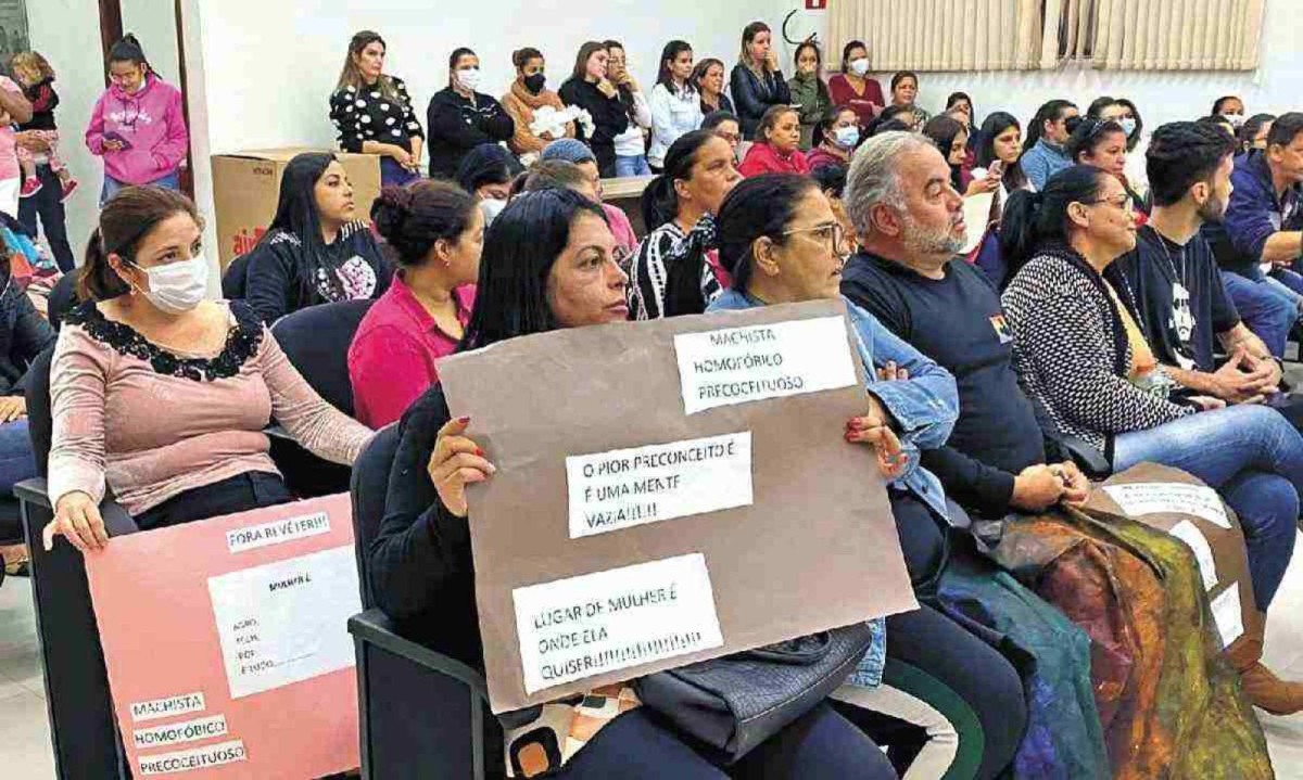 Pedra do indaiá - Moradores protestam na Câmara de uma das quatro cidades mineiras com maioria feminina no legislativo, após fala discriminatória de vereador contra mulheres e população LGBTQIA+