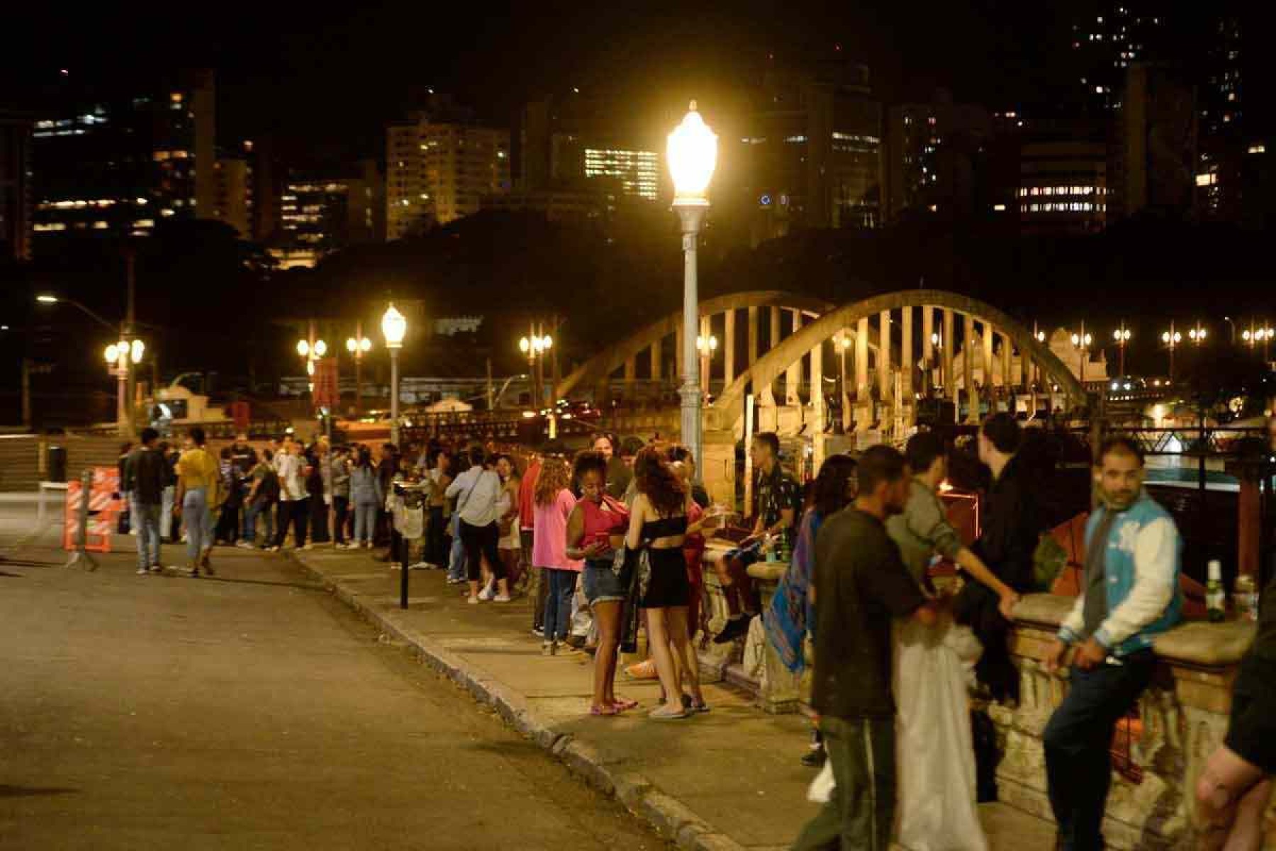 Obra gera debate sobre Ocupação da Rua Sapucaí no Bairro Floresta, Leste de BH, como espaço de lazer de diferentes "galeras" urbanas