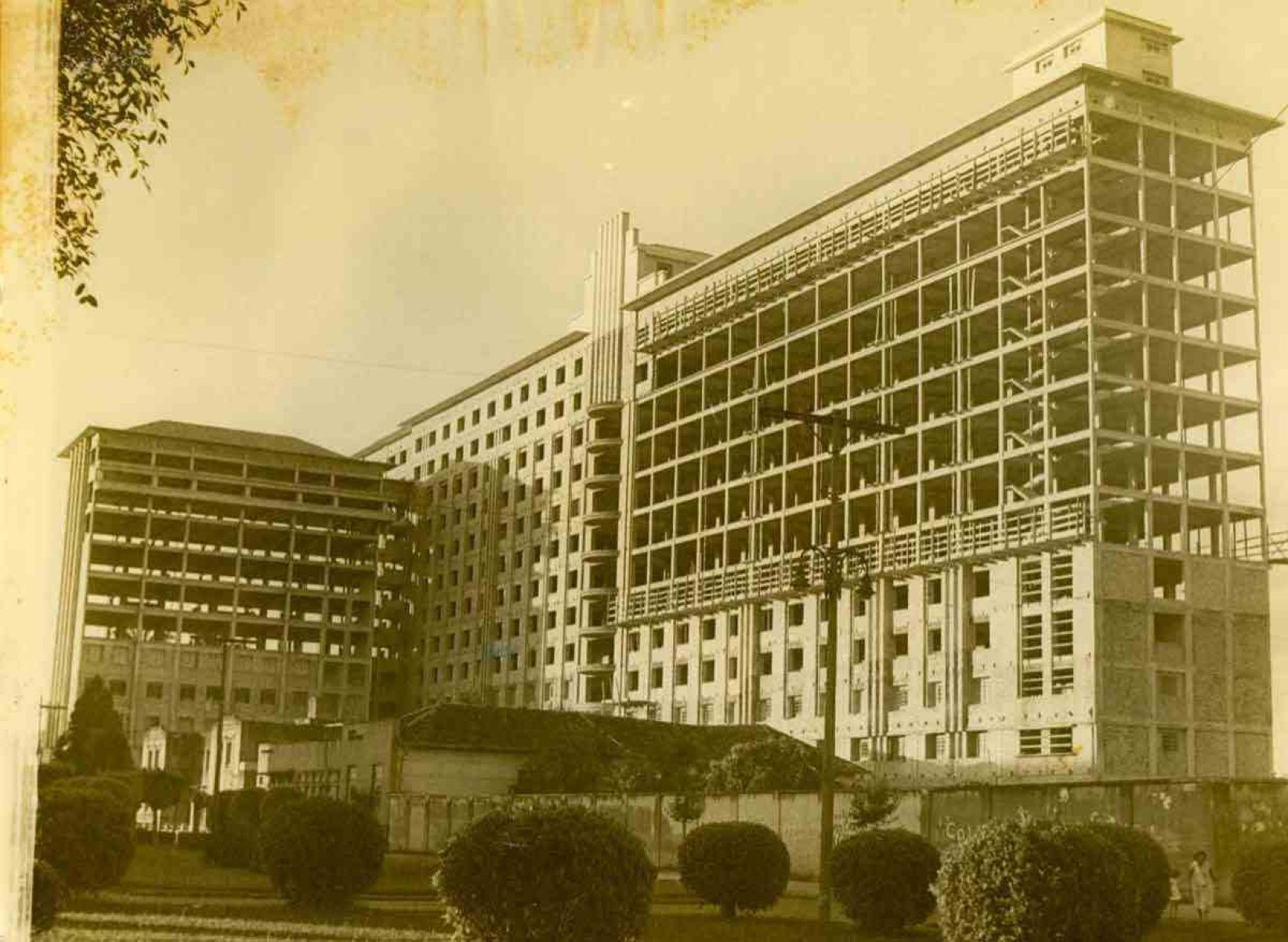 Prédio da Santa Casa BH em obras, na década de 1950 