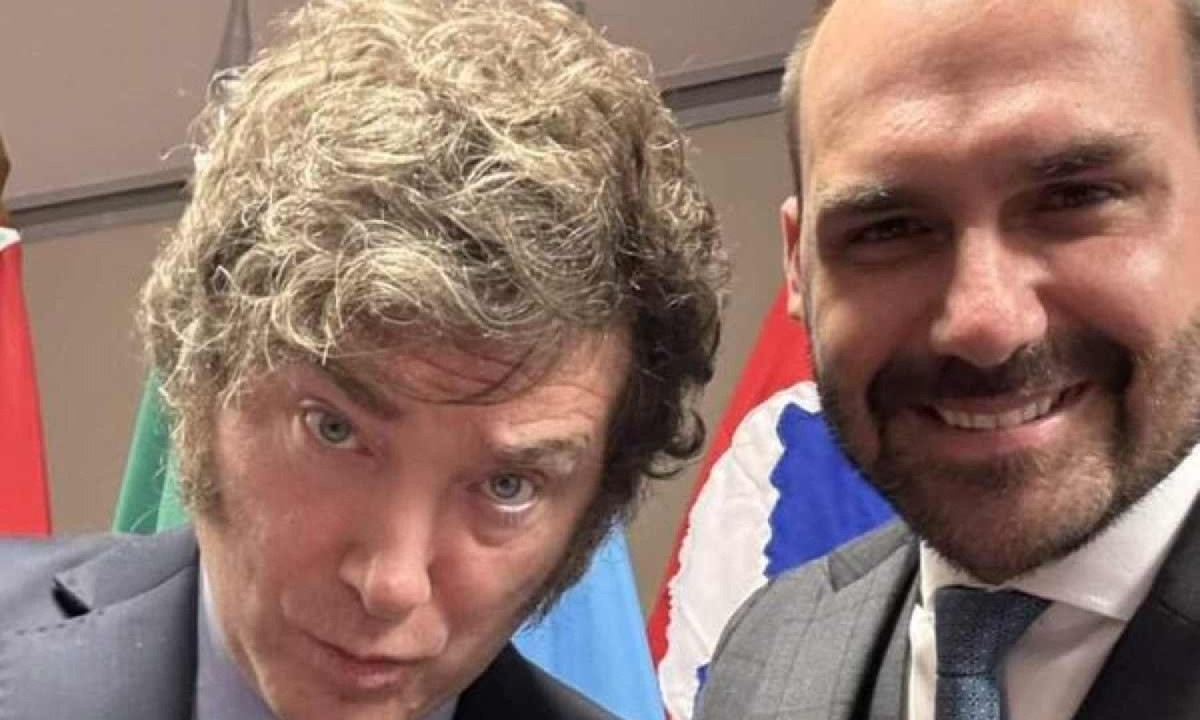 Milei posa com Eduardo Bolsonaro segurando a medalha dos três 'is' -  (crédito: Reprodução/Redes sociais)