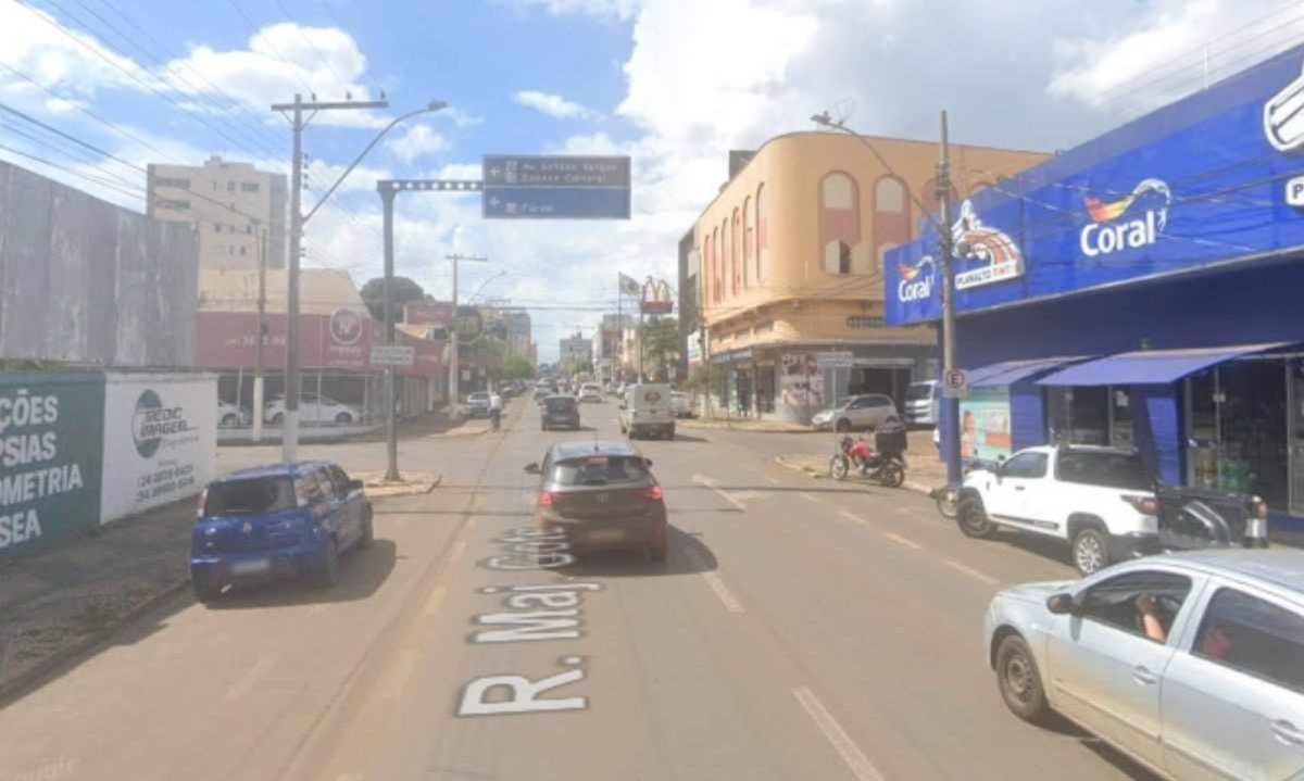 O motociclista sofreu uma fratura depois de colidir com outra moto. O acidente foi num cruzamento no centro de Patos de Minas -  (crédito: Reprodução/Google Street View)