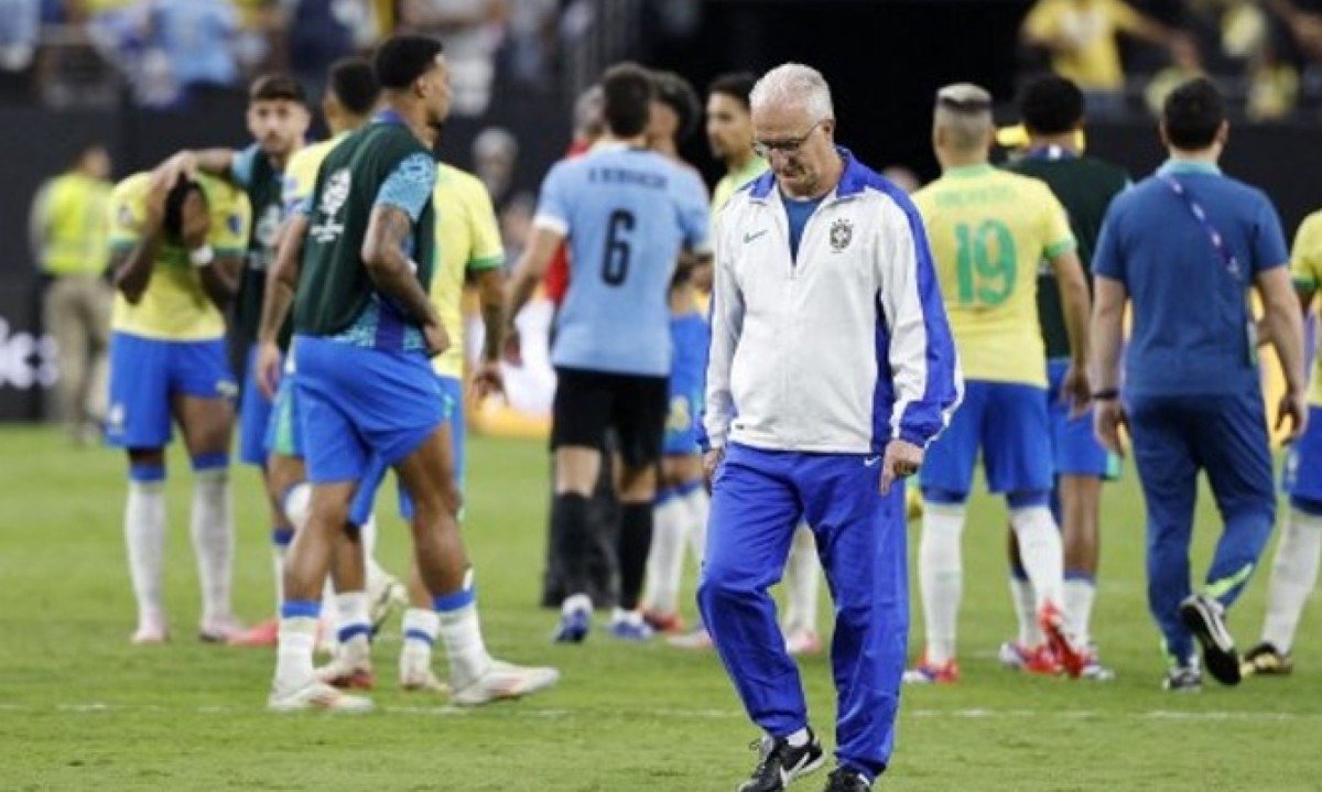 Dorival diz que expulsão de jogador do Uruguai ‘complicou’ o Brasil -  (crédito: No Ataque Internacional)