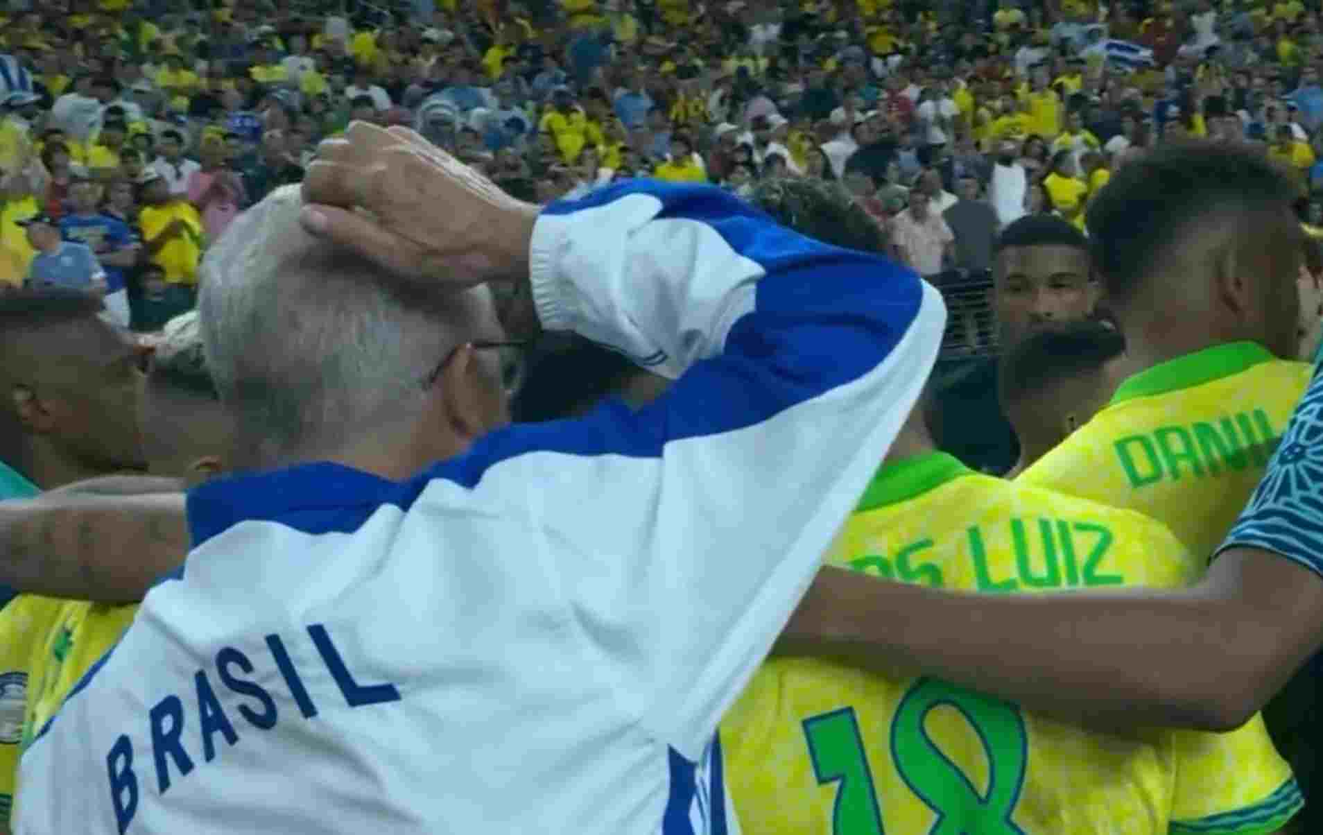 Dorival excluído da Seleção? Técnico explica imagem em que é ‘ignorado’ por jogadores do Brasil -  (crédito: No Ataque Internacional)