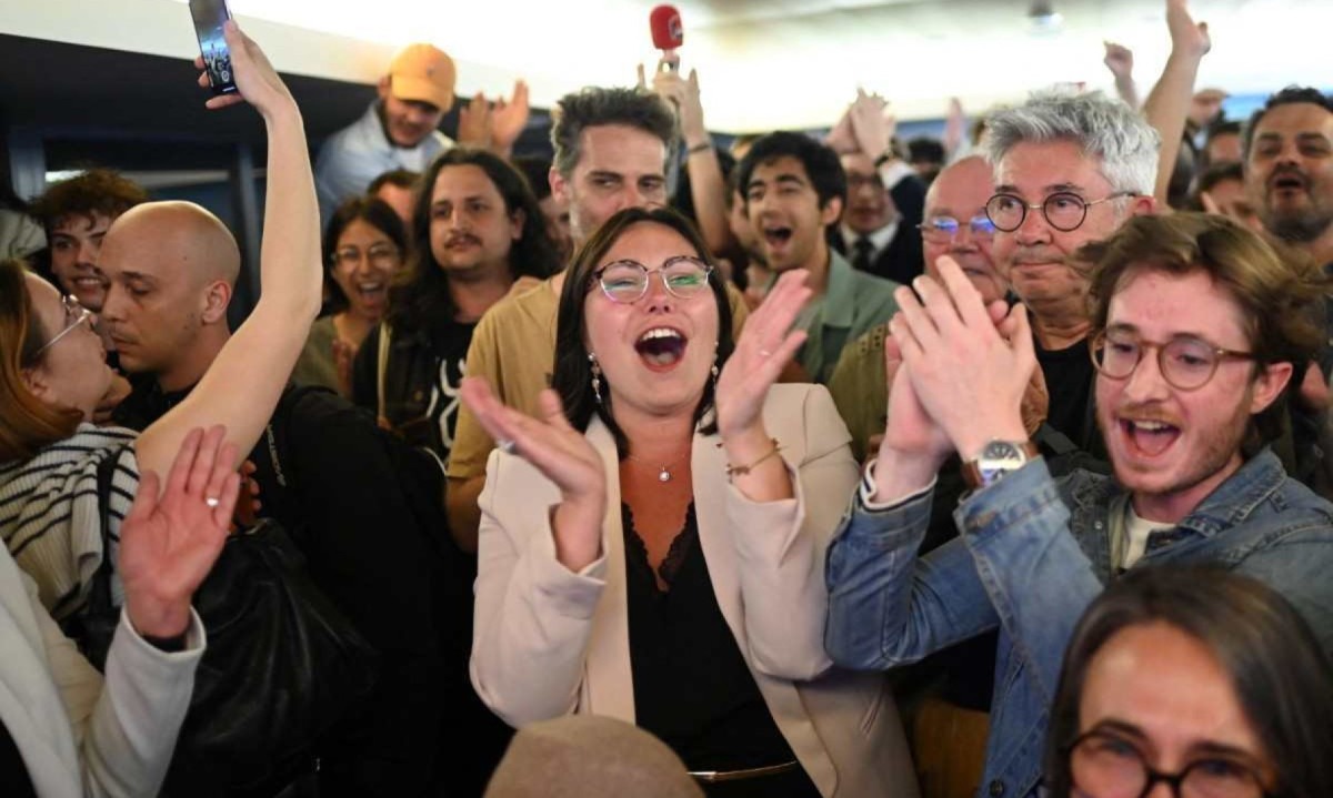 Eleitores da frente popular celebram na França -  (crédito: Sebastien SALOM-GOMIS / AFP)