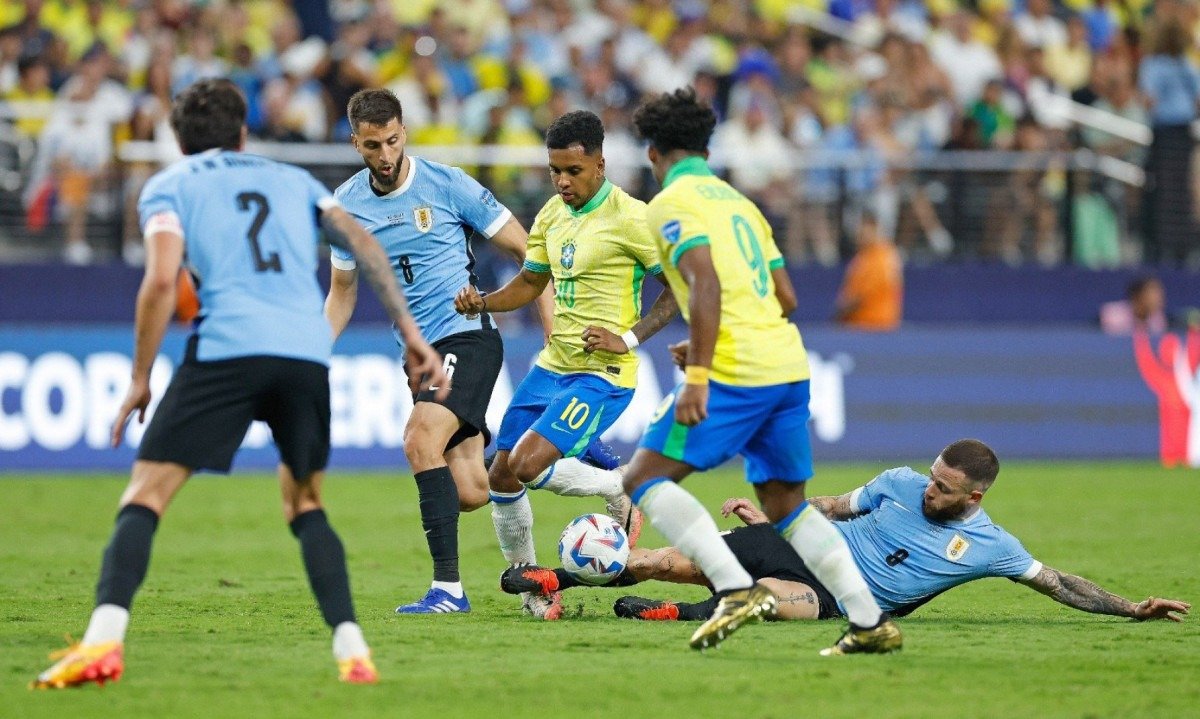 Eliminação da Seleção repercute no exterior e jornal argentino ironiza Ronaldinho -  (crédito: No Ataque Internacional)