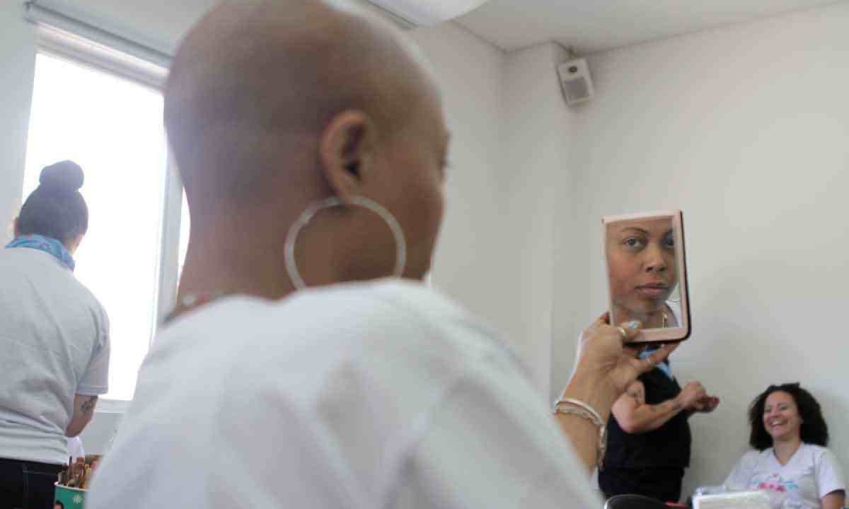 Depois de longo tempo sem se olhar no espelho após o diagnóstico,  Josy Carla, uma das sete musas inspiradoras do projeto, fez as pazes com a imagem refletida -  (crédito: Edesio Ferreira/EM/D.A. Press)