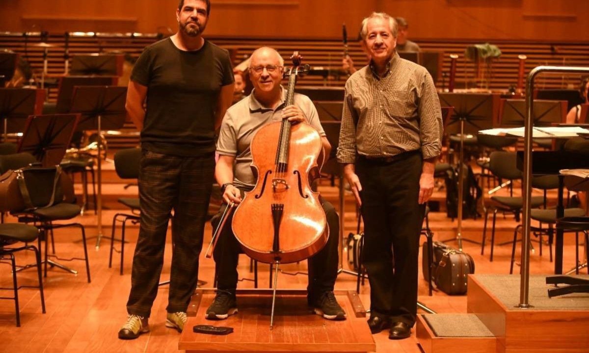 
André Mehmari, Antonio Meneses e o maestro Fabio Mechetti em ensaio na Sala Minas Gerais, em dezembro do ano passado -  (crédito: Leandro Couri/EM/D.A Press/13/12/23)