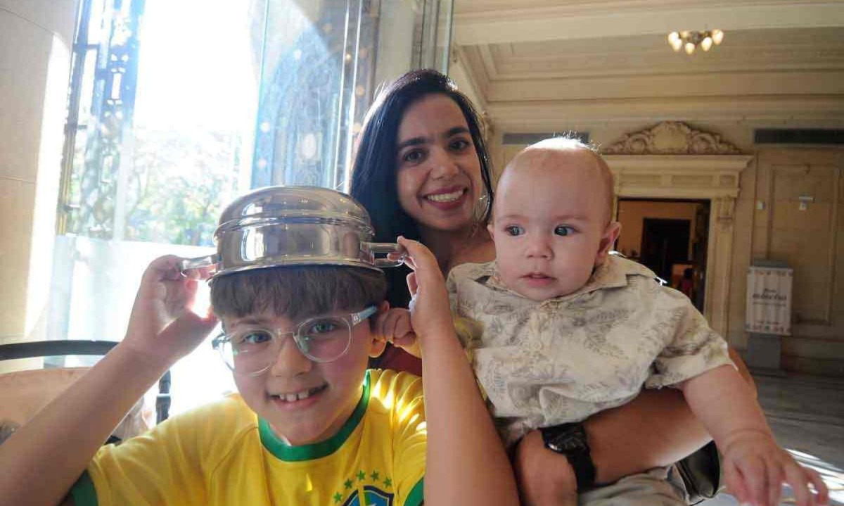 Miguel, de 7 anos, foi à exposição com panela na cabeça. Henry, de 5 meses, ficou vidrado nos desenhos de Ziraldo -  (crédito: Alexandre Guzanshe/EM/D.A Press)