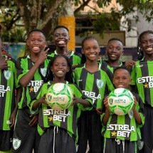 América faz gol de placa ao se unir ao grupo ugandense Hypers Kids - América/divulgação