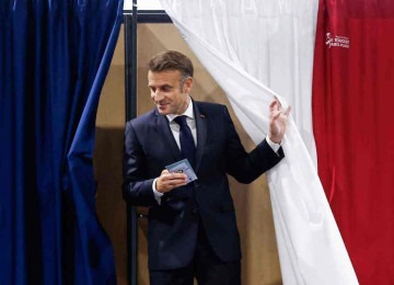 Macron tem uma chance de ouro, oferecer o cargo de primeiro-ministro à Nova Frente Popular para uma coabitação republicana -  (crédito: Mohammed Badra/Pool/AFP)