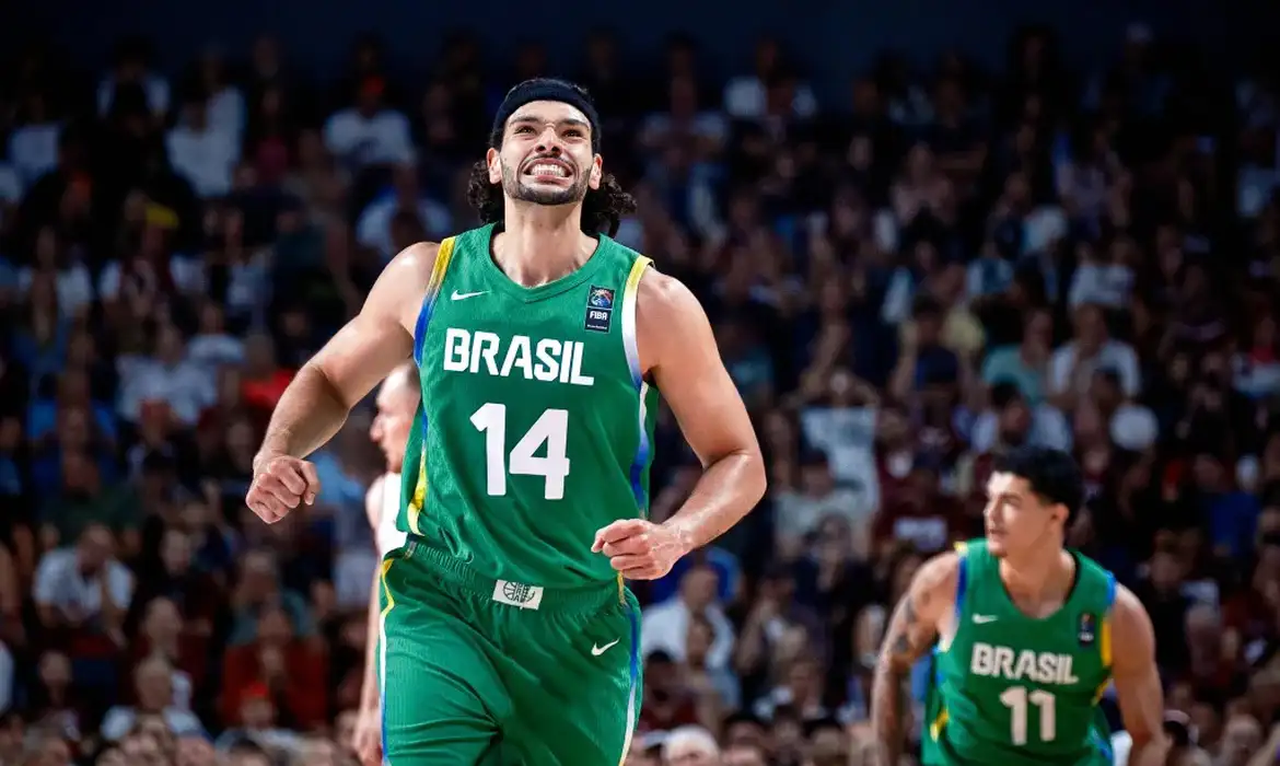 Brasil vence Letônia e se classifica para Paris 2024 no basquete -  (crédito: EBC)